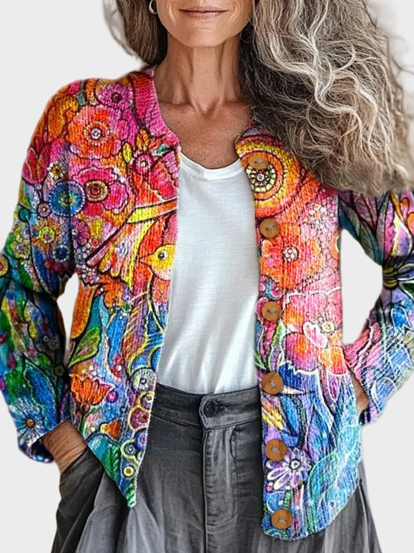 Ingeborg – bunte Strickjacke mit malerischem Druck aus Blüten und Vögeln in Rosa, Orange und Blau – Elara München