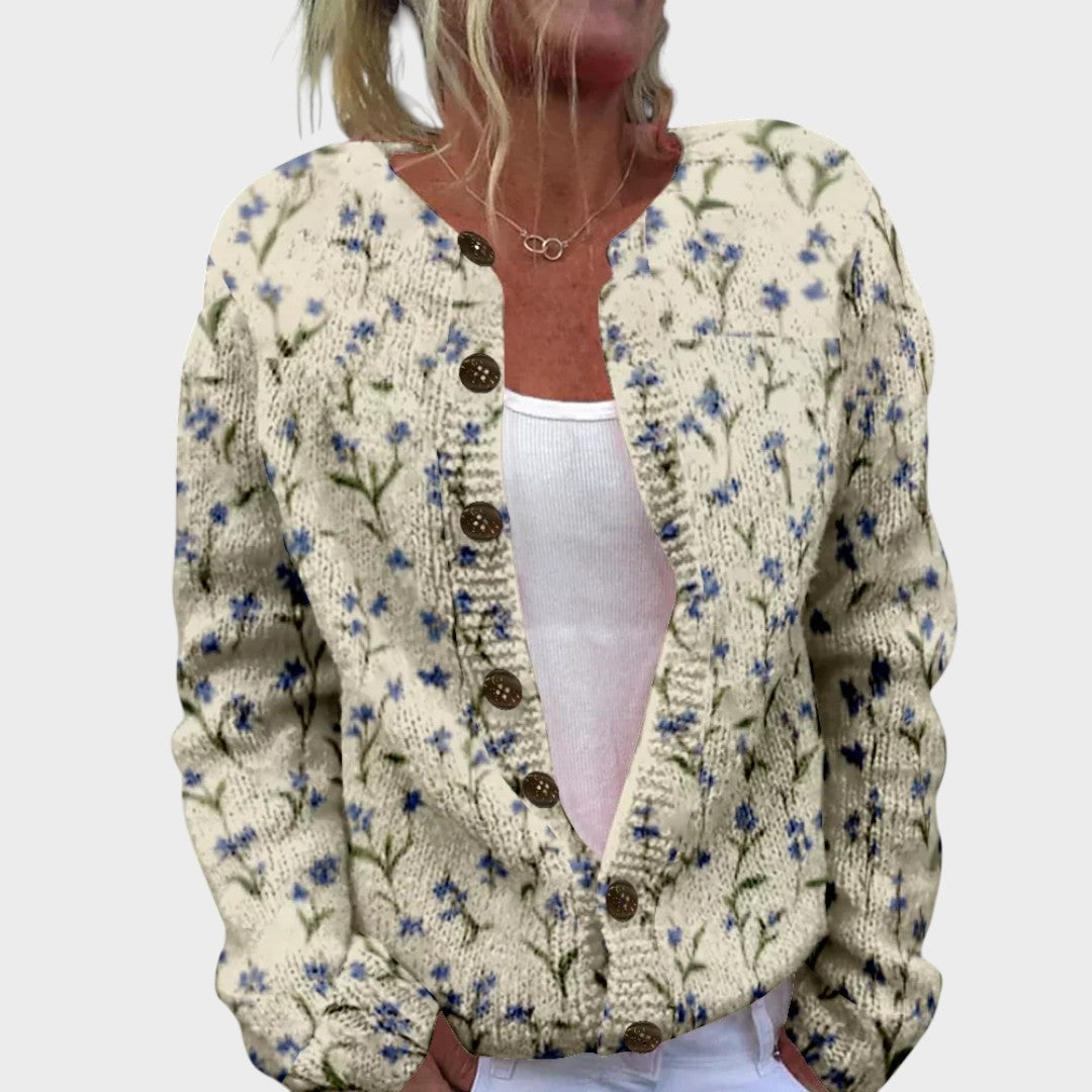 Konstanze – Strickjacke in Creme mit feinen Blüten
