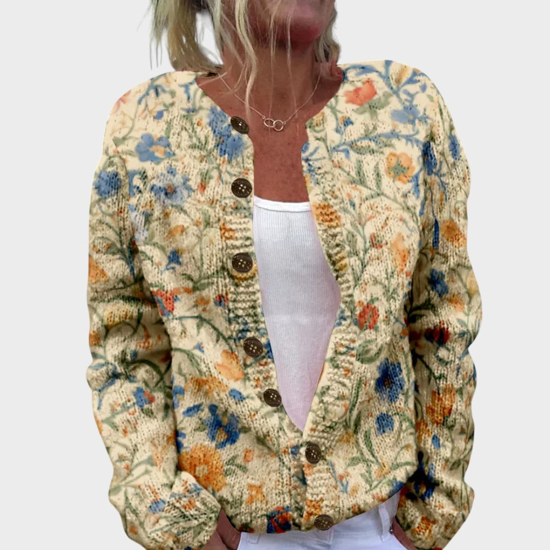 Klaudine – Strickjacke in Weiß mit blauen und rosa Blüten