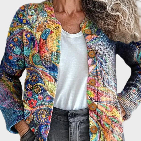 Katharina – Strickjacke mit dichtem Blüten- und Paisleymuster auf dunkelblauem Grund – Elara München