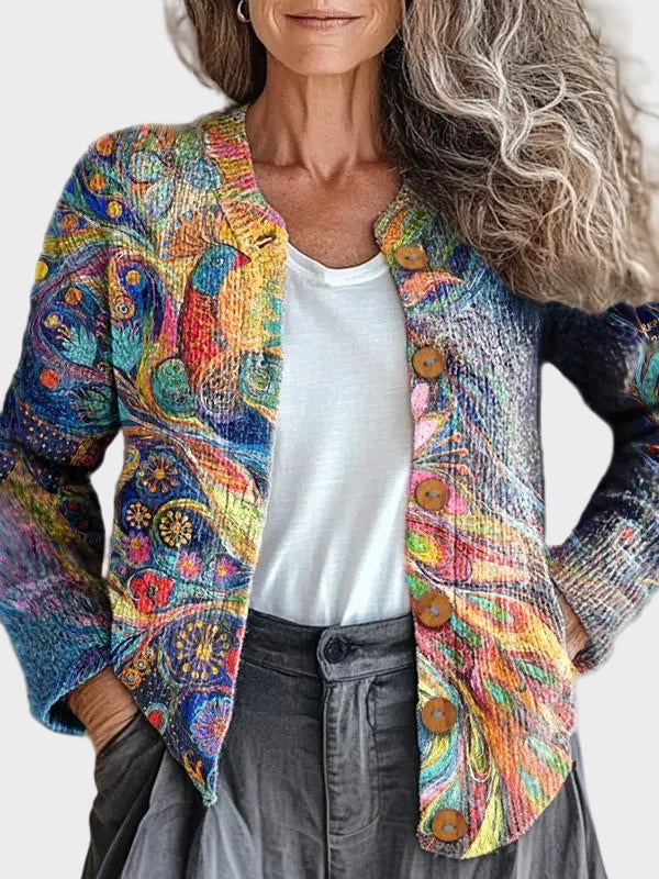 Katharina – Strickjacke mit dichtem Blüten- und Paisleymuster auf dunkelblauem Grund – Elara München