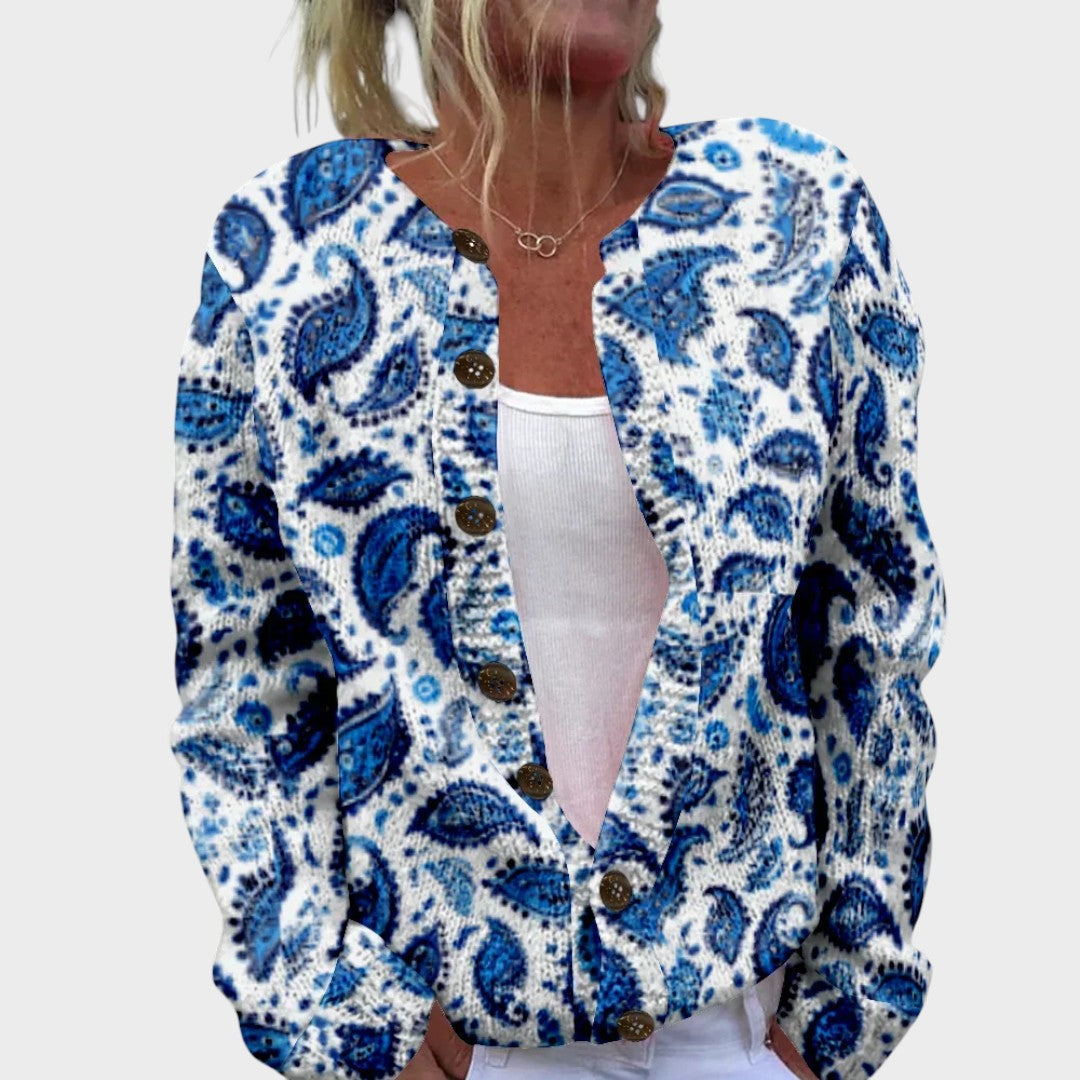 Minna – Strickjacke mit blauen Blüten auf Weiß
