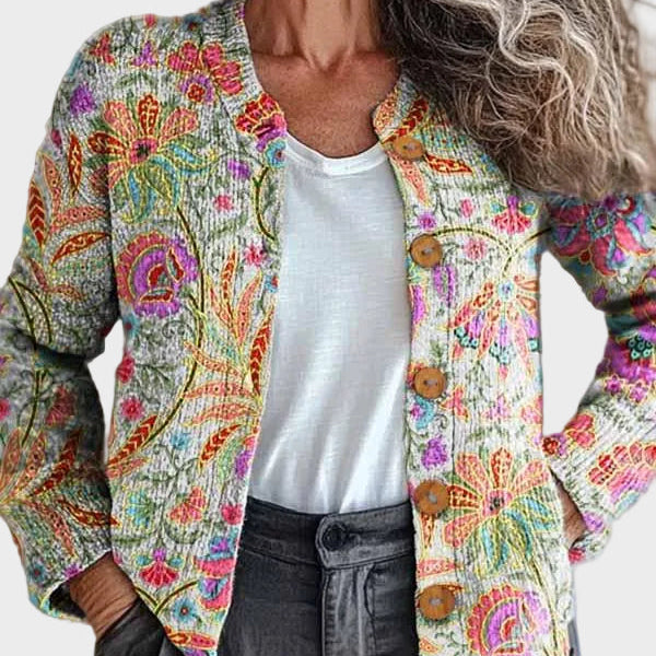 Klara – Strickjacke mit Blüten- und Rankenmuster in Rosé, Gold und Türkis – Elara München