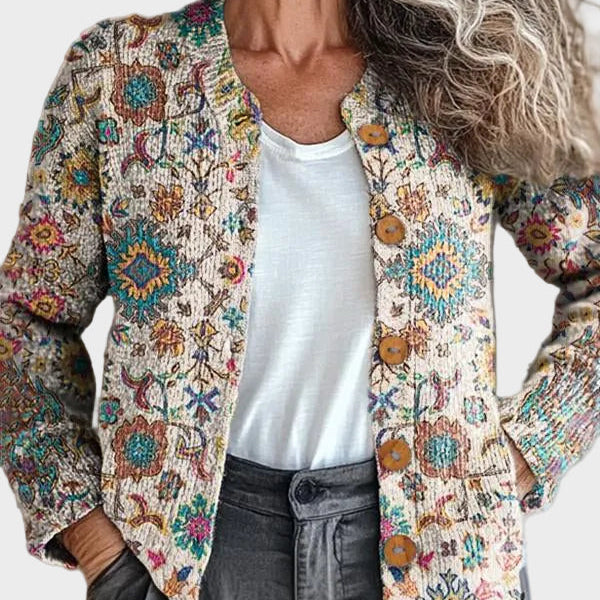 Veronika – Strickjacke mit feinem, dichtem Blumenmuster auf cremefarbenem Grund – Elara München