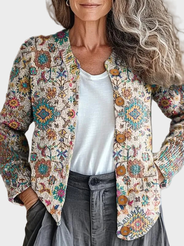 Veronika – Strickjacke mit feinem, dichtem Blumenmuster auf cremefarbenem Grund – Elara München