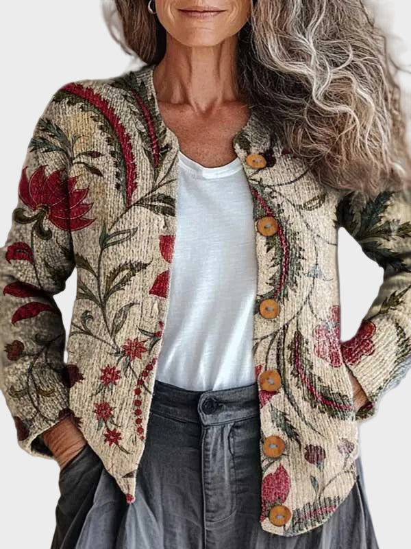 Paula – Strickjacke mit botanischem Muster in Dunkelrot, Salbeigrün und Creme – Elara München