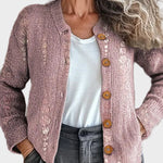 Sieglinde – einfarbige Strickjacke in gedämpftem Altrosa mit feinem Schimmer und gerippten Bündchen – Elara München