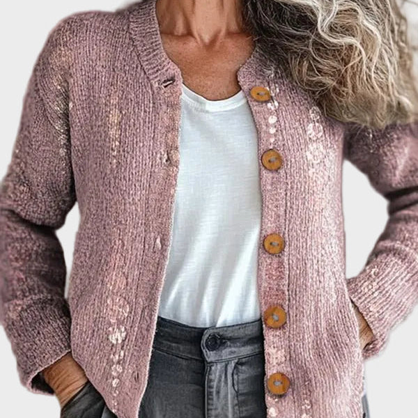 Sieglinde – einfarbige Strickjacke in gedämpftem Altrosa mit feinem Schimmer und gerippten Bündchen – Elara München