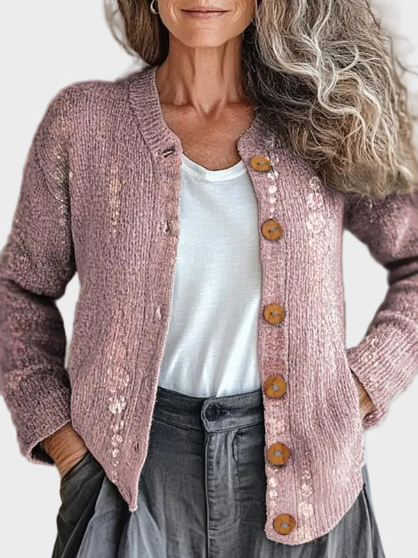 Sieglinde – einfarbige Strickjacke in gedämpftem Altrosa mit feinem Schimmer und gerippten Bündchen – Elara München