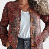 Bärbel – Strickjacke mit dichtem Gobelin-Muster in tiefem Rot und erdigen Tönen – Elara München