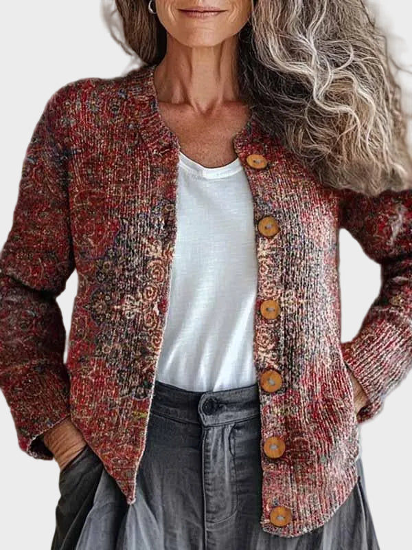 Bärbel – Strickjacke mit dichtem Gobelin-Muster in tiefem Rot und erdigen Tönen – Elara München