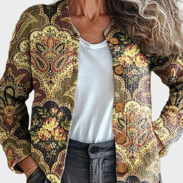 Margarete – Strickjacke mit Paisley- und Blütenmuster in Gold, Grün und Burgund – Elara München