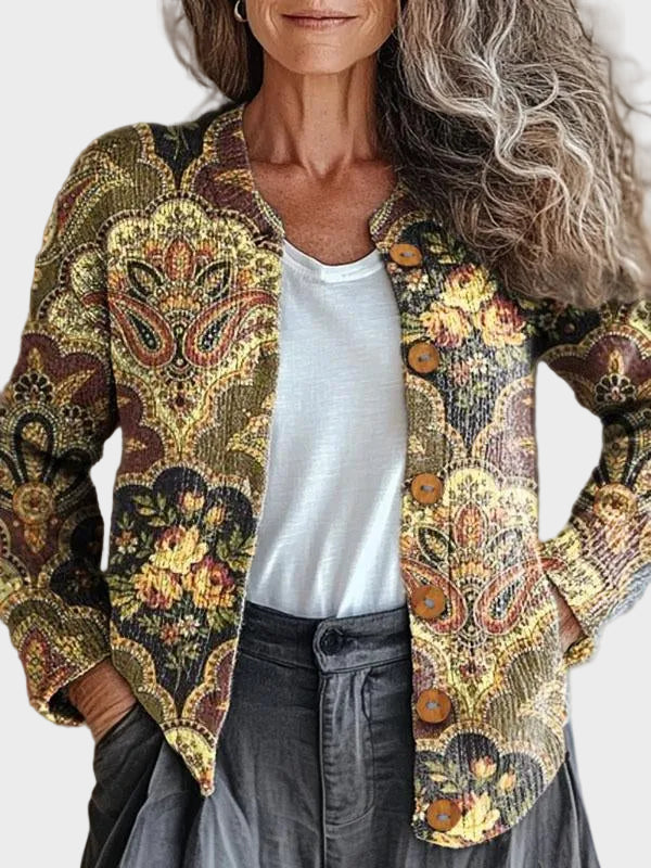 Margarete – Strickjacke mit Paisley- und Blütenmuster in Gold, Grün und Burgund – Elara München
