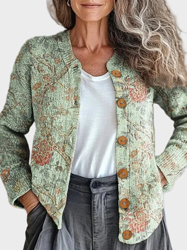 Jutta – Strickjacke mit botanischem Muster in Salbeigrün, Rosé und Terrakotta – Elara München