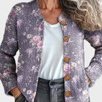 Christel – Strickjacke mit zarten Blüten in Rosé und Lavendel auf meliertem Flieder – Elara München