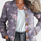 Christel – Strickjacke mit zarten Blüten in Rosé und Lavendel auf meliertem Flieder – Elara München
