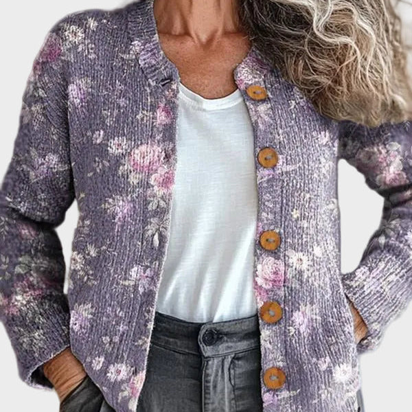 Christel – Strickjacke mit zarten Blüten in Rosé und Lavendel auf meliertem Flieder – Elara München
