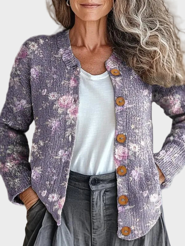 Christel – Strickjacke mit zarten Blüten in Rosé und Lavendel auf meliertem Flieder – Elara München