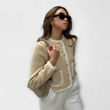 Klassischer Pullover mit dekorativen Taschen