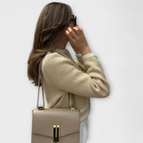 Klassischer Pullover mit dekorativen Taschen