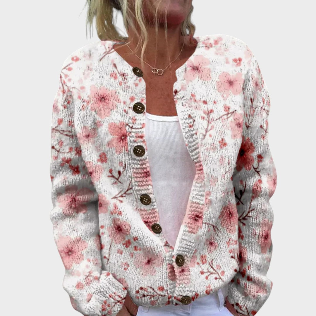 Sylvia – Strickjacke mit roten Blüten auf Weiß