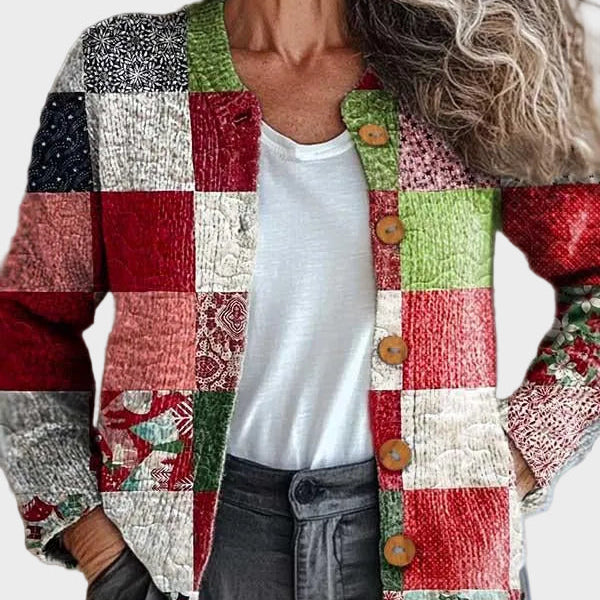 Sabine – Strickjacke im Karo-Patchwork aus Rot, Schwarz und Creme mit Holzknöpfen – Elara München