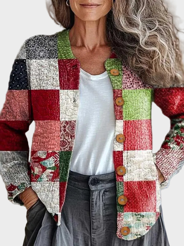 Sabine – Strickjacke im Karo-Patchwork aus Rot, Schwarz und Creme mit Holzknöpfen – Elara München