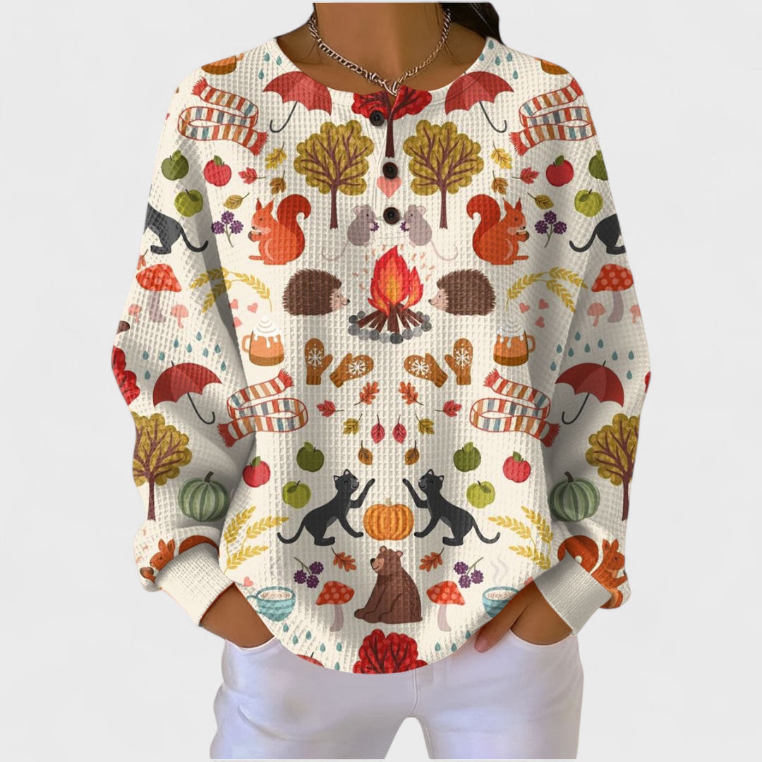 Alma – cremefarbener Pullover mit herbstlichem Waldmotiv