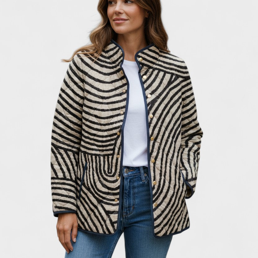 Dagmar – Steppjacke mit breiten Streifen in Creme und Schwarz auf weicher, strukturierter Oberfläche – Elara München
