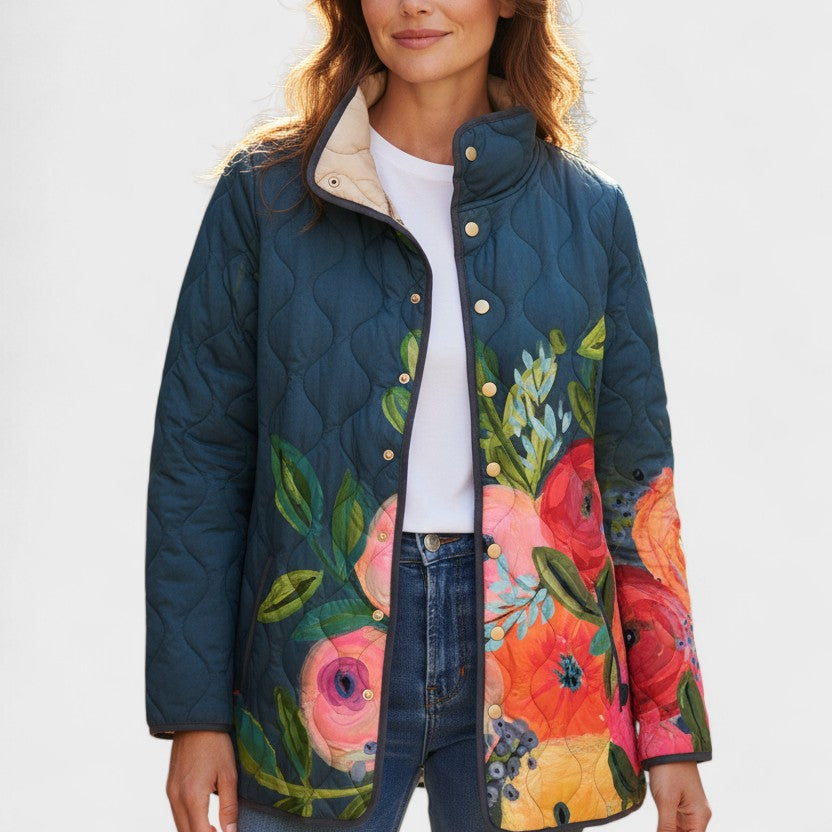 Flora – Steppjacke in Marineblau mit großen kräftigen Blüten und weichem Kragen in Creme – Elara München