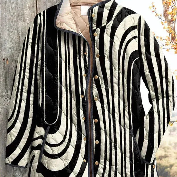 Frieda Steppjacke mit grafischem Wellenmuster, weitere Ansicht – Elara München
