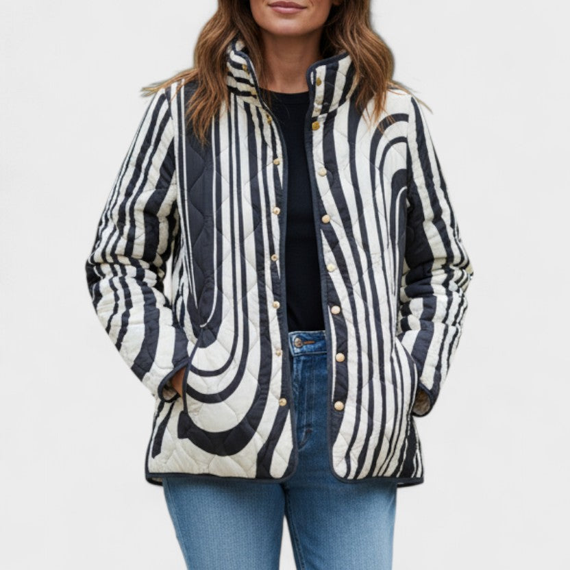 Frieda – Steppjacke mit großzügigem Wellenmuster in Schwarz und Weiß, grafisch und hüftlang – Elara München