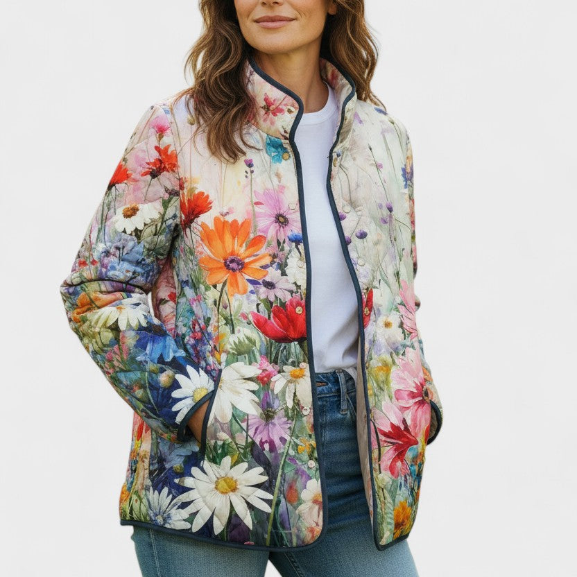 Hedwig – Steppjacke mit großen Blüten in kräftigen Farben auf hellem Grund und dunklem Reißverschluss – Elara München