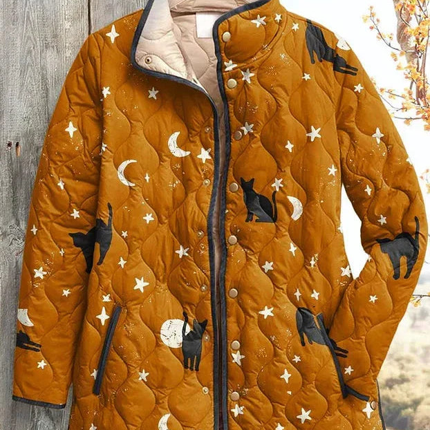 Luna Steppjacke in Karamell mit Mond- und Sternmotiven, weitere Ansicht – Elara München