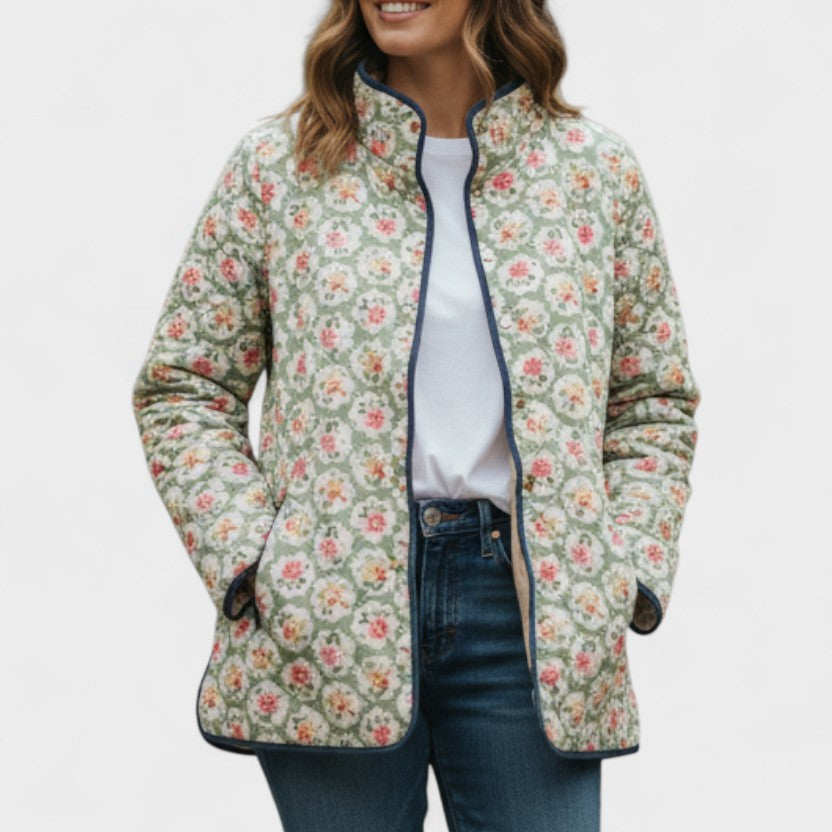 Maja – Steppjacke mit zartem Streublumenmuster auf hellem Cremegrund, gerader Schnitt mit Reißverschluss – Elara München