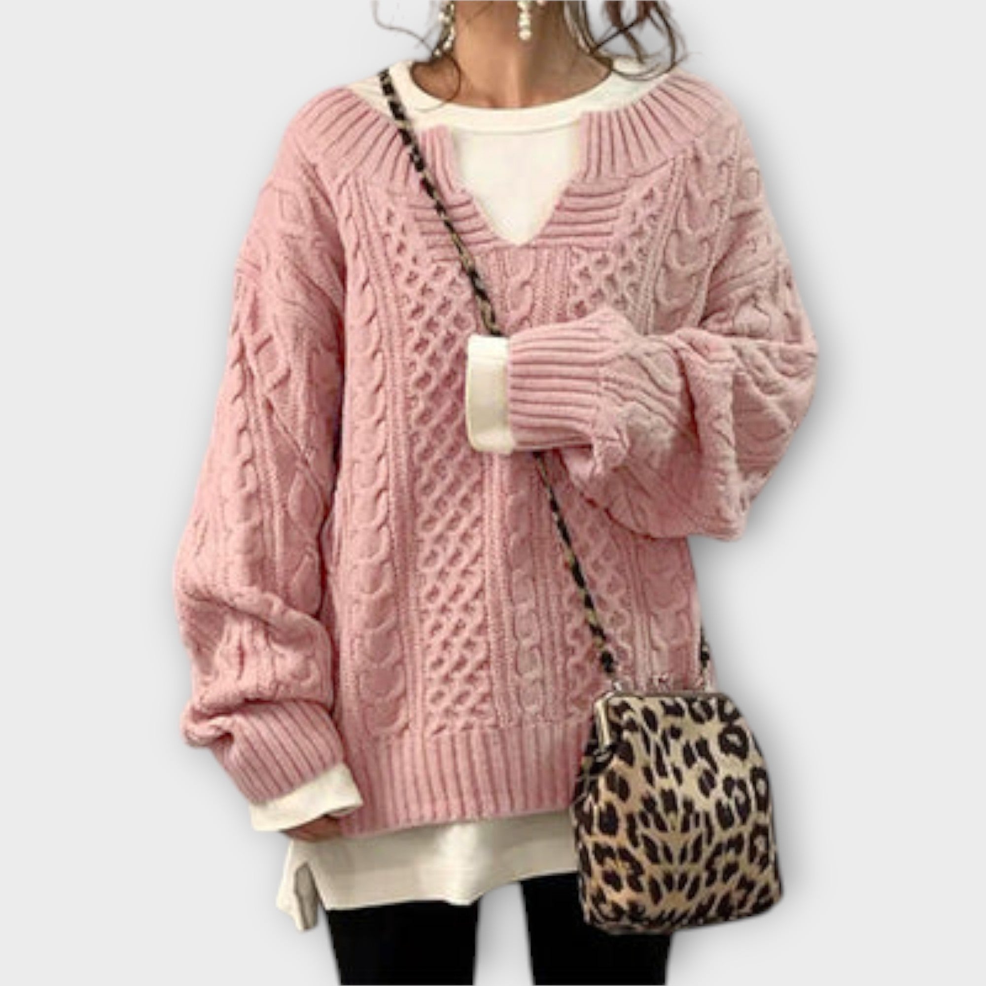 Genau passender Pullover mit Zopfmuster