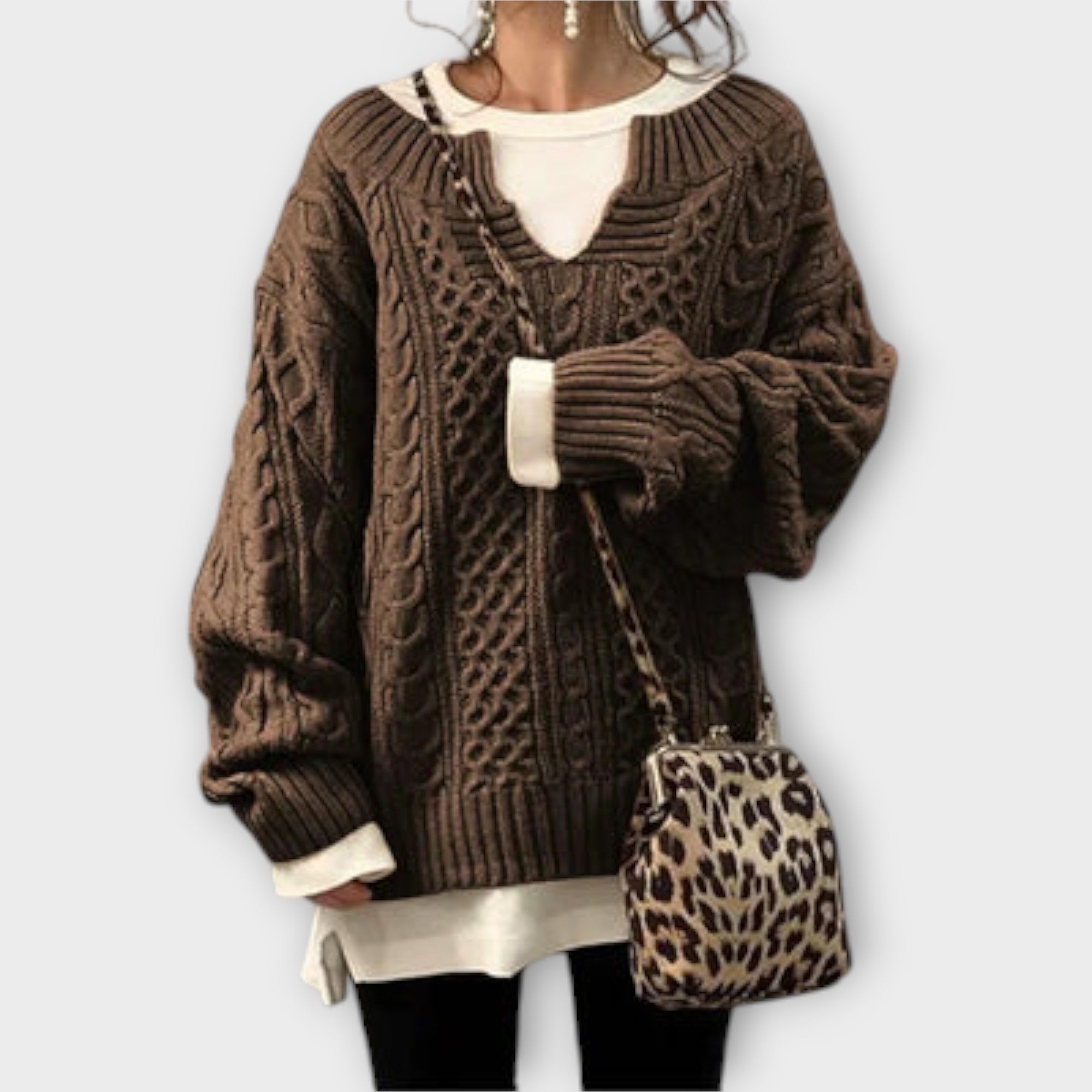 Genau passender Pullover mit Zopfmuster