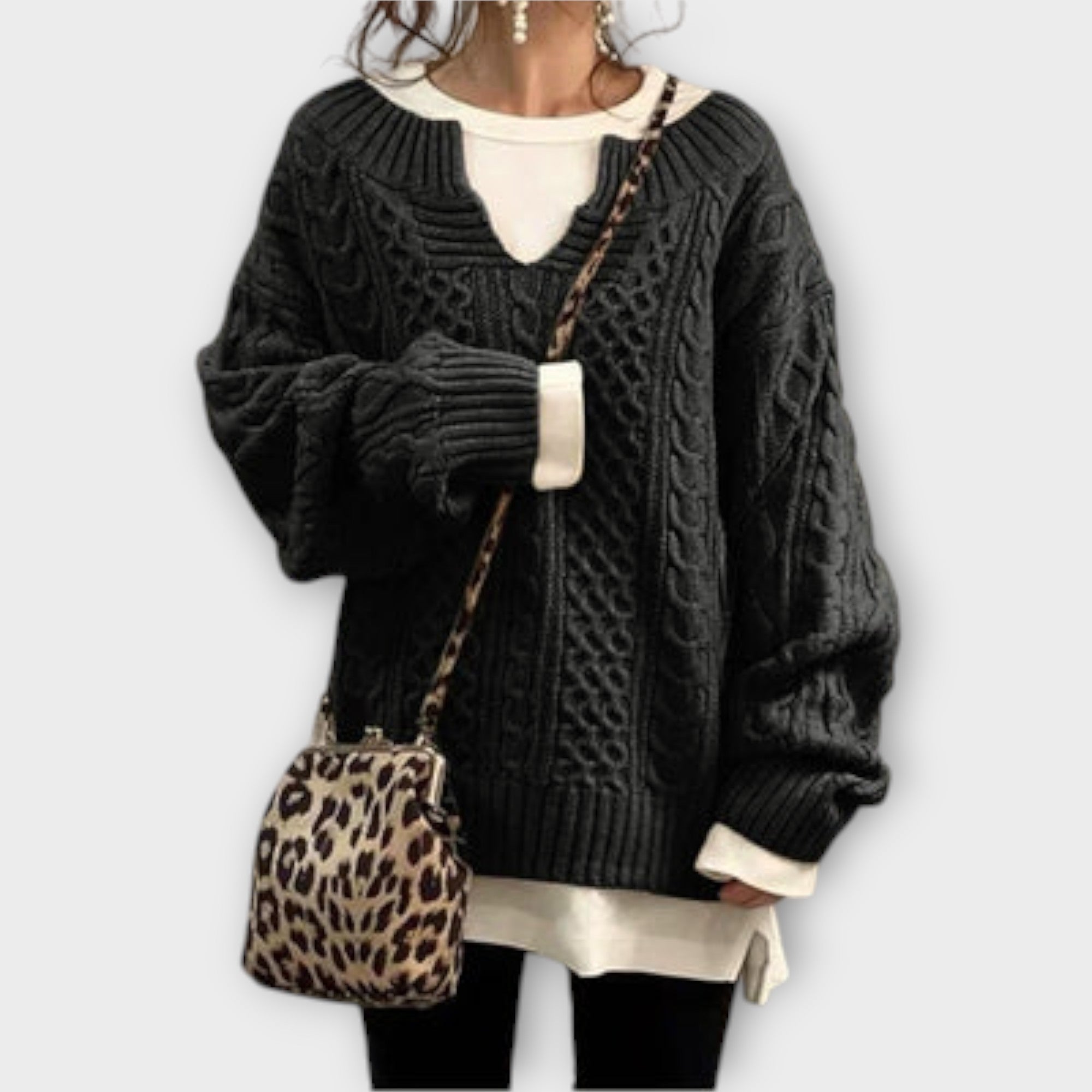 Genau passender Pullover mit Zopfmuster