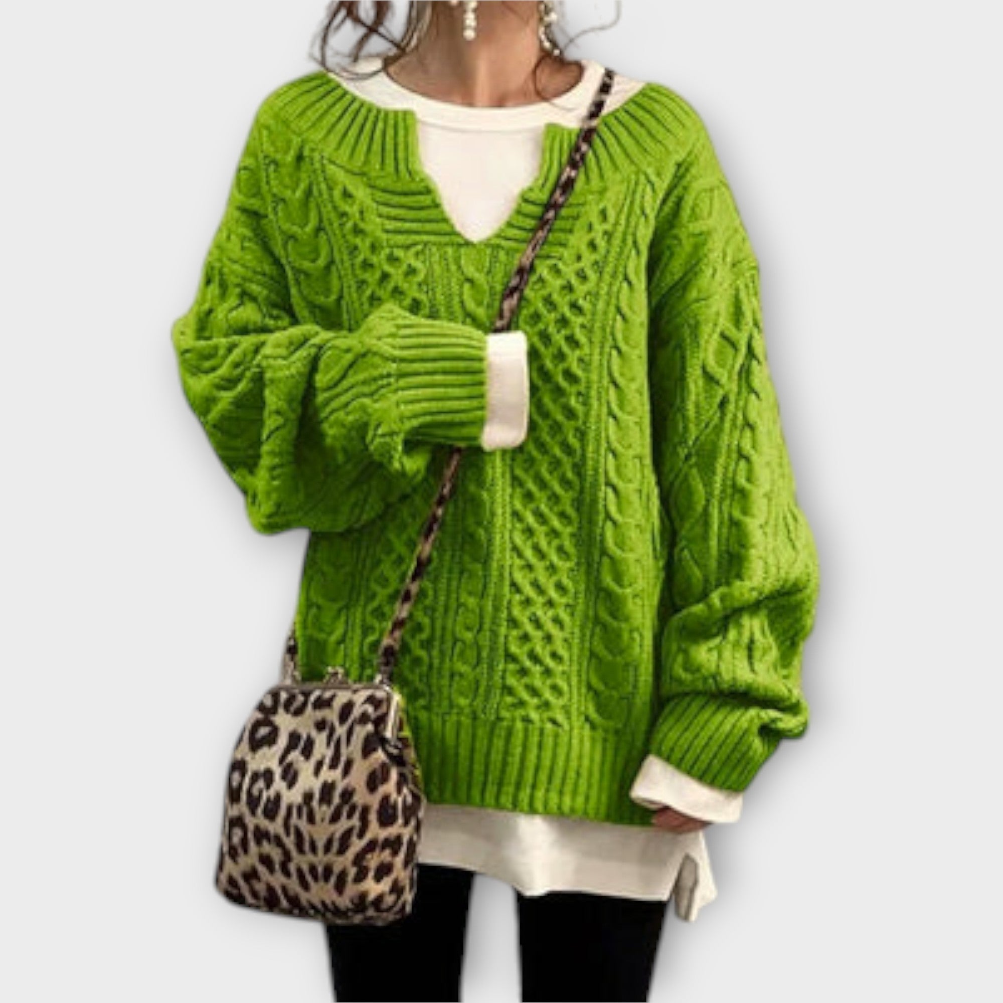 Genau passender Pullover mit Zopfmuster