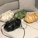 Damen Crossbody Tasche aus veganem Leder – Elegante Dumpling Bag
