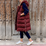 Ärmellose Jacke mit Kapuze und Knöpfen