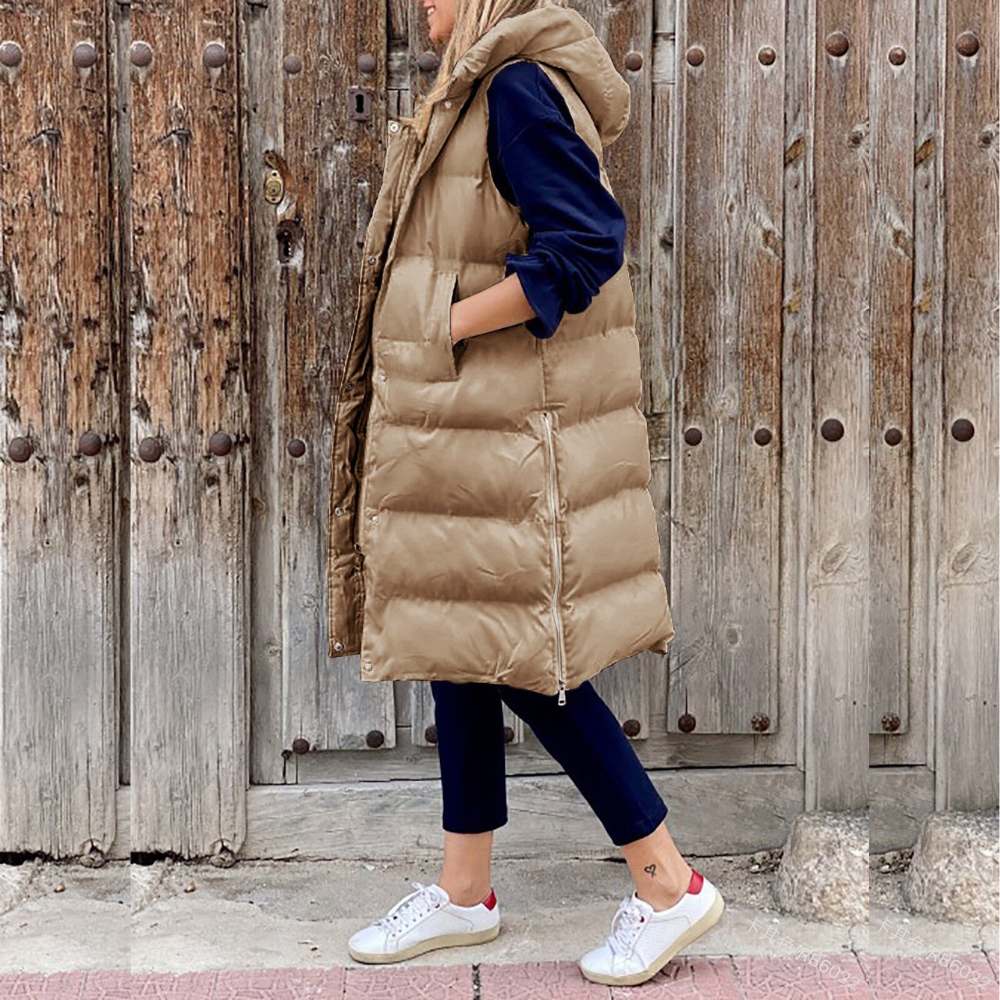 Ärmellose Jacke mit Kapuze und Knöpfen