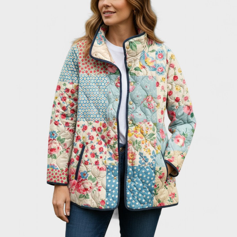 Viola – Steppjacke im Blumen-Patchwork aus Rosé, Blau, Creme und Grün, Feld an Feld gesetzt – Elara München