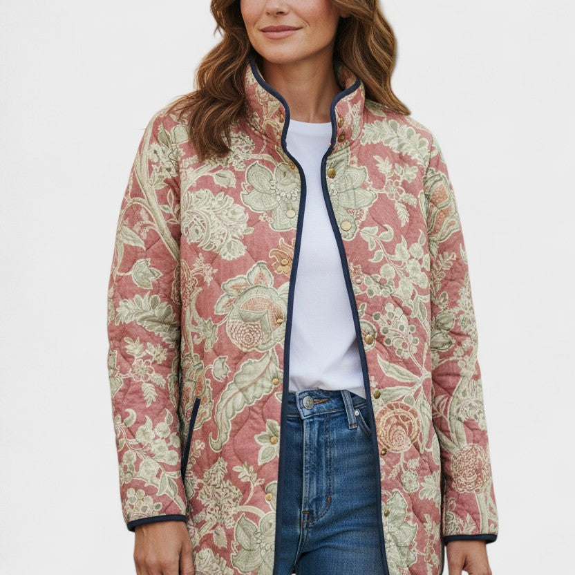 Waltraud – Steppjacke auf weichem Salbeigrün mit Rosen in Rosé und Rot, leicht gesteppt – Elara München