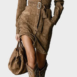 Zamszowe Midi-Kleid mit langen Ärmeln und Kragen