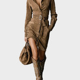 Zamszowe Midi-Kleid mit langen Ärmeln und Kragen