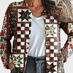 Eva – weihnachtliche Strickjacke im Patchwork mit Sternen und Tannen in Rot, Grün und Creme – Elara München