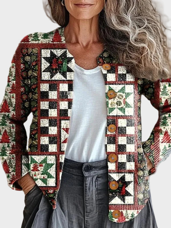 Eva – weihnachtliche Strickjacke im Patchwork mit Sternen und Tannen in Rot, Grün und Creme – Elara München