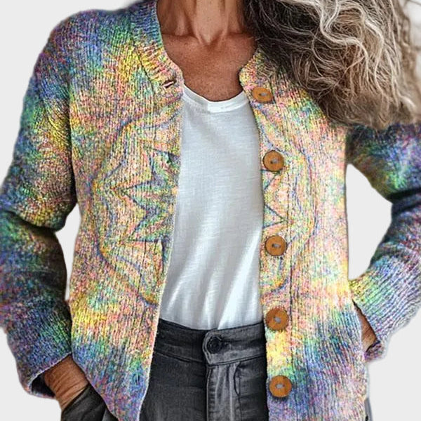 Renate – Strickjacke im Pastellregenbogen mit weichem Verlauf durch Rosa, Gelb und Lavendel – Elara München