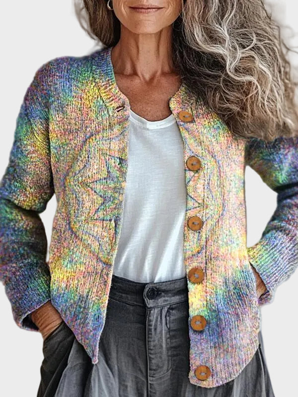 Renate – Strickjacke im Pastellregenbogen mit weichem Verlauf durch Rosa, Gelb und Lavendel – Elara München